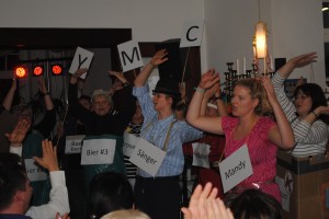 Die Schrapnellen hier kräftig singen und zu YMCA das Tanzbein schwingen.