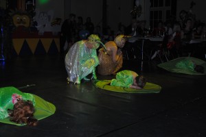 Die Flöhe liegen auf einem Blatt und tanzen zur Raupe Nimmersatt.