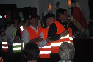 Hintereinander Schritt für Schritt, kommt auch der lahmste Zug in Tritt.