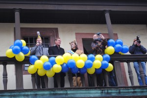Auf dem Alten Rathaus Balkon so ist es brauch, steht die Leila und er OBM von Leipzig auch.