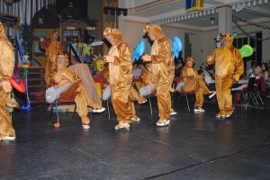Die Schmädderlinge kommen als Erdmännchen daher, tanzen fällt bei dem Kostüm schwer.