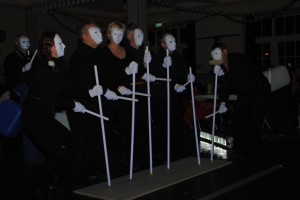 Mit Besenstilen und mit Kanistern brachten sie hier die Liste zum knistern.