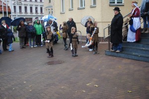 Unsere Flöhe vor dem Markkleeberg Rathaus stehen, ihren Tanz zeigen, gleich kann es los gehen.