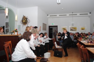 Am Abend hier sind gerade die Schrapnellen dran, macht der Club intern ein Programm.