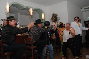 Die Männer voll in ihrem Element, rocken die Buder, da keiner verpennt.