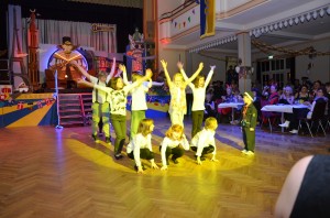 Auch die Kinder machen bei der Hitparade mit, natürlich der Kleinste als Schaffner der Hit.