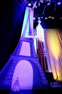 Unsere Deko besten Dank, der Eifelturm auf unserer Bühne prankt.