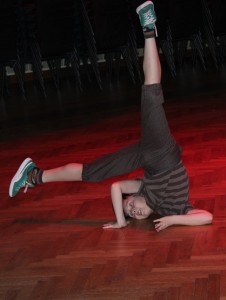 Breakdance zeigt ein Floh ganz ohne Scheu, damit das Publikum bleibt uns treu.