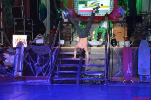 ... die Treppe der Breakdancer im Handstand herunterkommt.