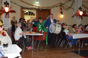Mit lauter Musik und großem Radau,
eröffnet der mcc die Veranstaltung mit lautem Helau.