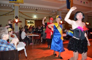 Zur Weiberfastnacht ist doch klar,
sind unsere Männer als Frauen der Star.