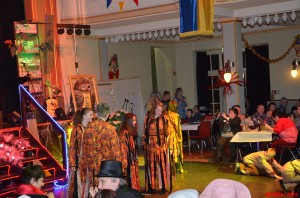 Am Ende die Feuergeister die Indianer besiegen,
unsere Jüngsten dafür viel Applaus verdienen.