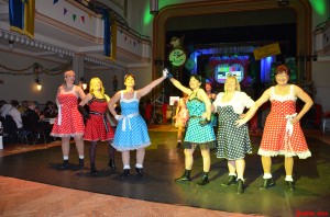 Zur Titelmusik von Grease tanzten sie alle,
ein Hit zum Mitsingen im jeden Falle.