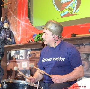 Selbst einer von der Feuerwehr,
macht hier Rabatz das ist schon schwer.
