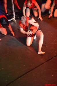 Zur Queen die Schmädderlinge ein Gitarren Solo geben,
der Saal fängt dank " We will rock you" an zu beben.