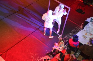 Am Spiegel sie eine Performance hinlegen,
da bleibt einem die Spucke am Munde kleben.
