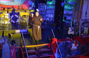 Dann kam von ganz oben daher,
der Erzengel Gabriel, na bitte sehr.