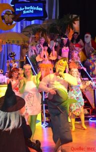 Der Club singt mit und es geht los...