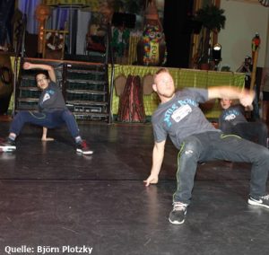 Ach nein die Breakdancekids sind am Start, bringen die Zuschauer so richtig in Fahrt.