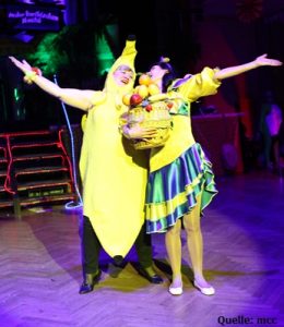 Zusammen mit ´ner Banane Miss Chiquita singt, die Stimmung steigt alles winkt.