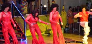 Boney M hier ihre Hüften schwingen, ich glaube sie Jameika besingen.
