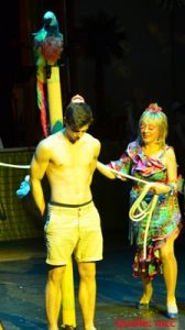 Jetzt wird es bunt und laut, die Mamas mit Trainer einen vom Hocker haut.