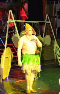 Robinson Crusoe hier spielt den Macker, die Schrappnellen kommen gleich mit großen Gegacker.