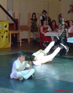 Die Breakdance Kids mit ´ner modernen Nummer...