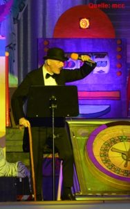 ... der Charlie Chaplin die Bühne betritt.