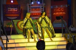 Die Crazy Ladies für Glamour sorgen, mit ´ner eigen Tanznummer von morgen.