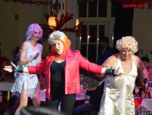 ... TinaTurner und die Marylin auf Rollschuhen die Show ihm stahlen.