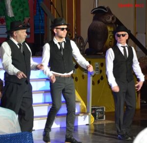 Die Blues Brothers auch das Tanzbein schwingen, die Mädels mit der Ohnmacht ringen.